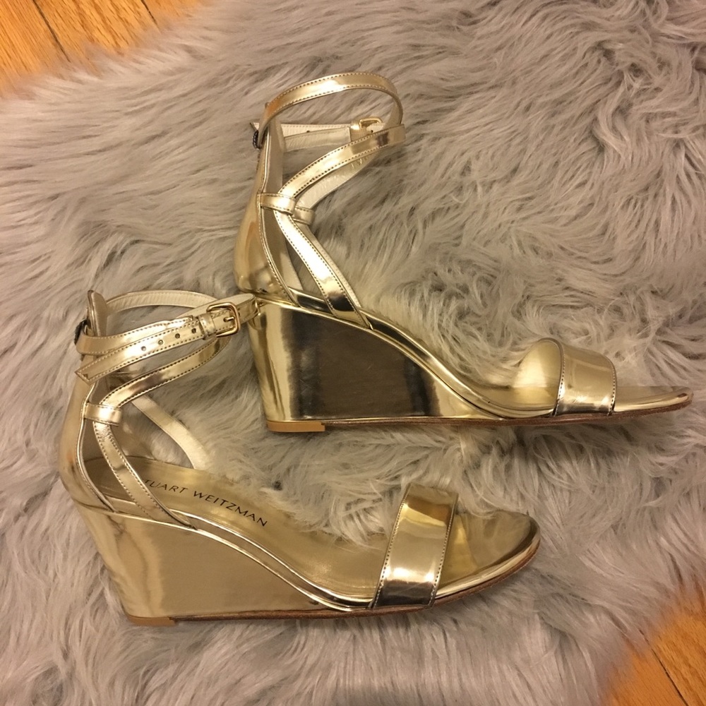 ✨ Stuart Weitzman ✨ gold wedge sandals Backdraft